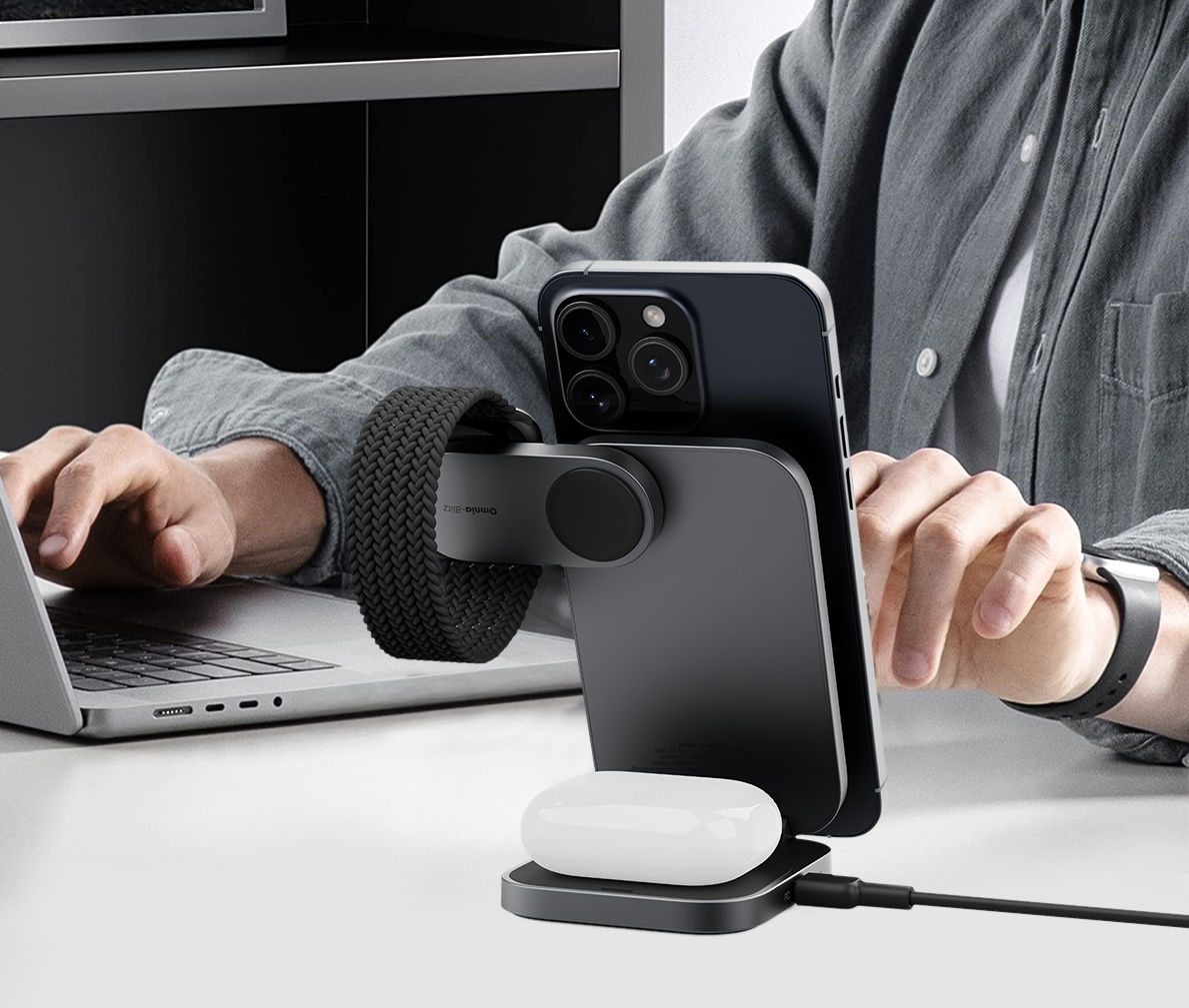 140816_Aukey-MagFusion-Z-3-in-1-Foldable-MagSafe-Charging-Stand_10-6