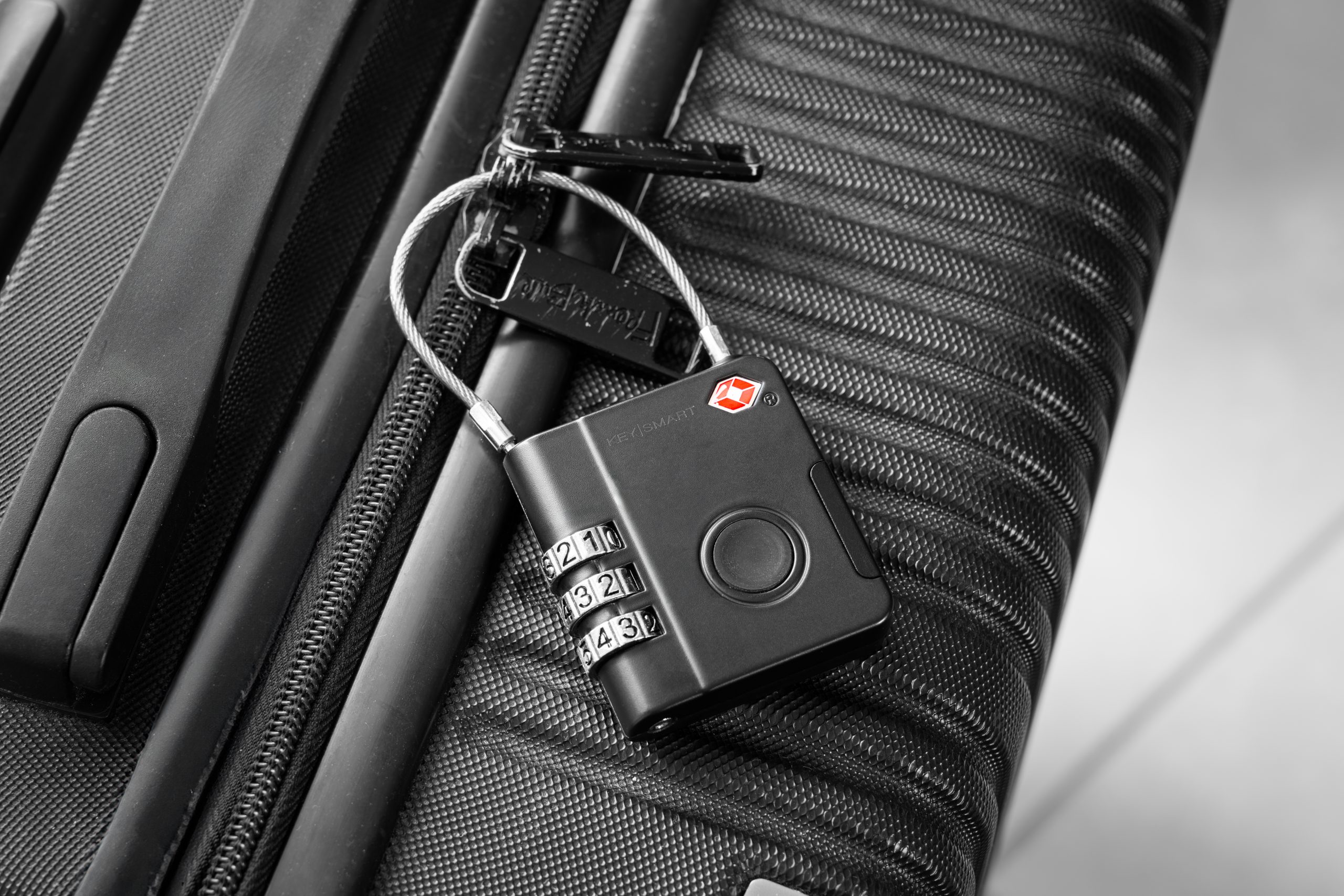 165169_KeySmart-Travel-Smartlock-with-Find-My_06