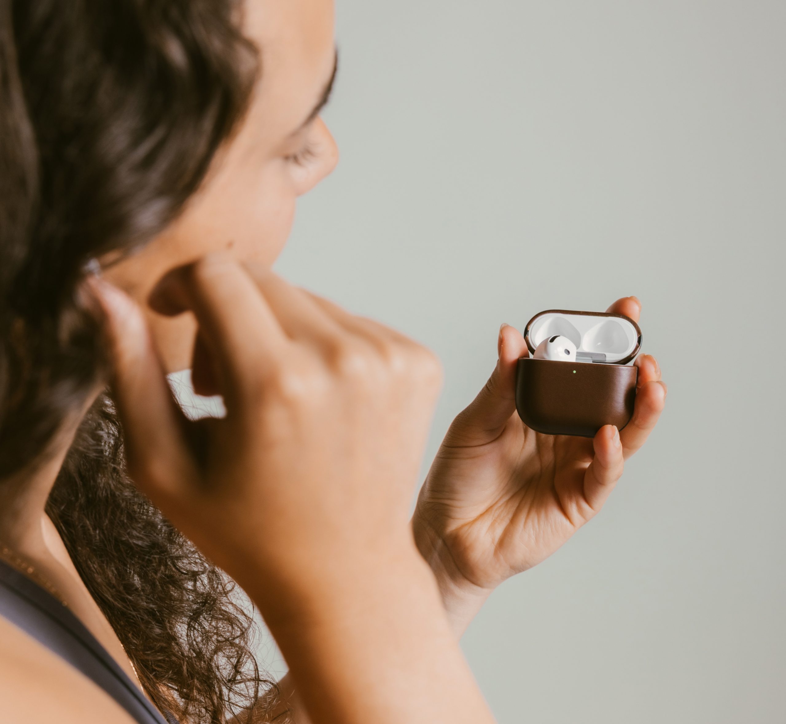 Nomad-Modern-Leather-Case-AirPods-4_Lifestyle